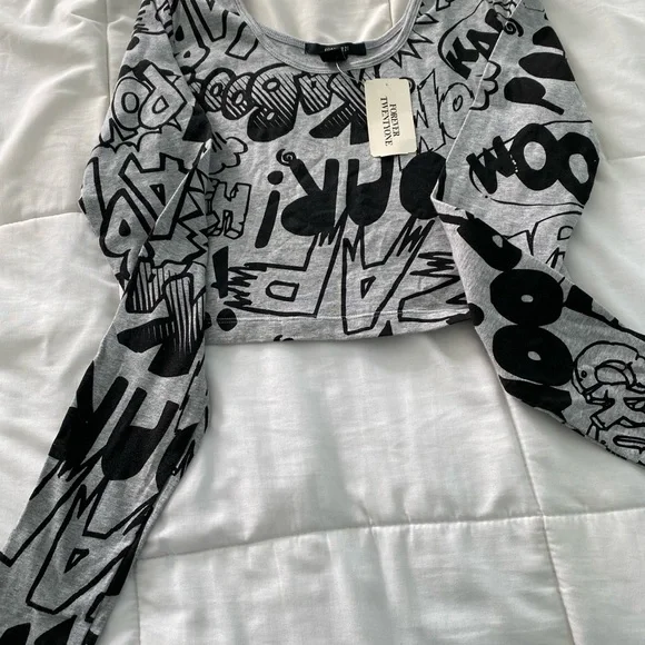 Forever 21 NWT Crop Top- Long Sleeve- Grey & Black Batman Inspired Size Medium - Picture 10 of 12